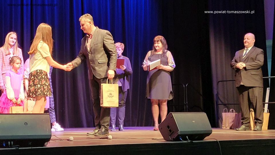 Zdjęcie z konferencji prasowej, która odbyła się w Powiatowym Centrum Animacji Społecznej w Tomaszowie Mazowieckim w poniedziałek, 11 kwietnia 2022 roku