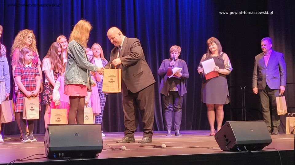 Zdjęcie z konferencji prasowej, która odbyła się w Powiatowym Centrum Animacji Społecznej w Tomaszowie Mazowieckim w poniedziałek, 11 kwietnia 2022 roku