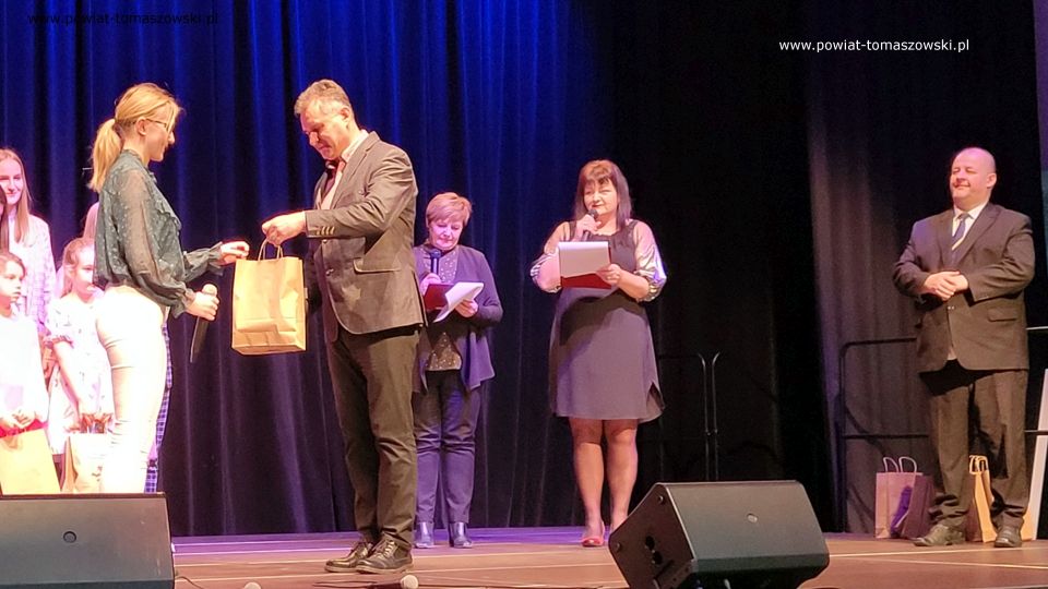 Zdjęcie z konferencji prasowej, która odbyła się w Powiatowym Centrum Animacji Społecznej w Tomaszowie Mazowieckim w poniedziałek, 11 kwietnia 2022 roku