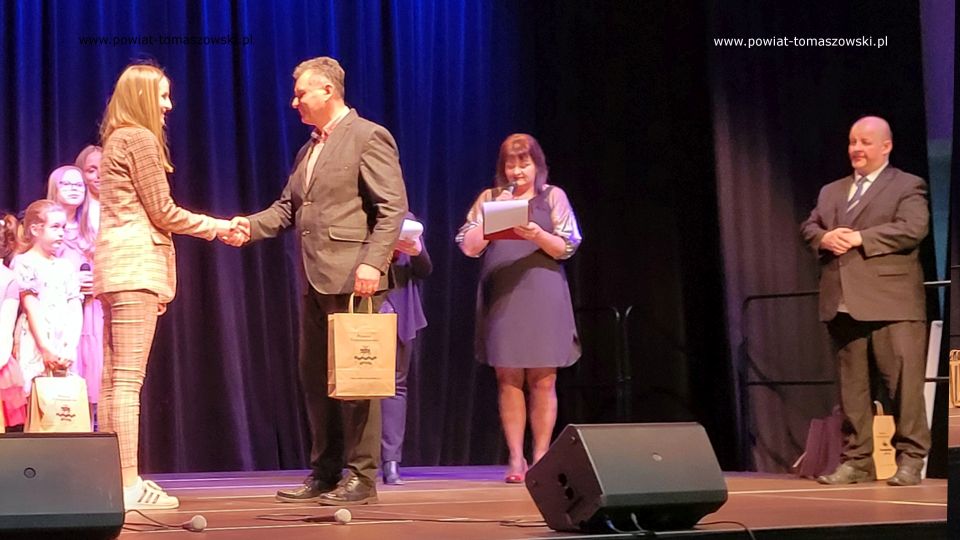 Zdjęcie z konferencji prasowej, która odbyła się w Powiatowym Centrum Animacji Społecznej w Tomaszowie Mazowieckim w poniedziałek, 11 kwietnia 2022 roku