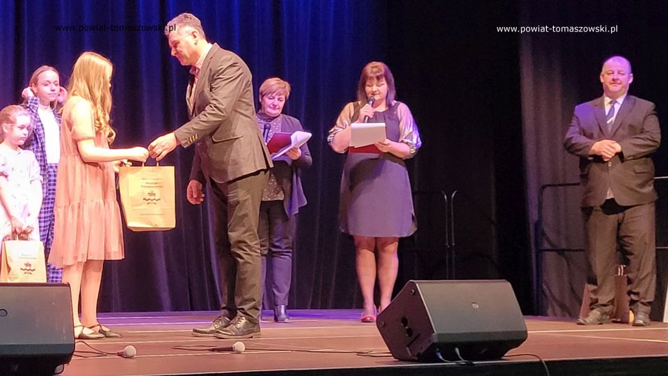 Zdjęcie z konferencji prasowej, która odbyła się w Powiatowym Centrum Animacji Społecznej w Tomaszowie Mazowieckim w poniedziałek, 11 kwietnia 2022 roku