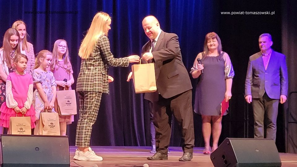 Zdjęcie z konferencji prasowej, która odbyła się w Powiatowym Centrum Animacji Społecznej w Tomaszowie Mazowieckim w poniedziałek, 11 kwietnia 2022 roku