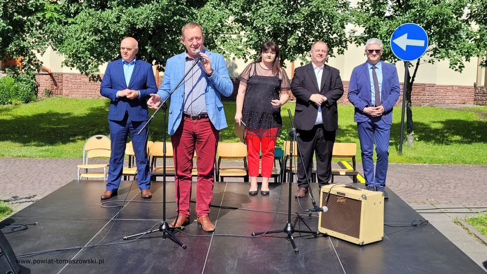 Na zdjęciu: uczestnicy Pikniku Dzień Rodziny, organizowanego przez parafię św. Jadwigi Królowej oraz Katolickie Stowarzyszenie Oświatowe im. Św. Ojca Pio, który odbył się w sobotę, 11 czerwca 2022 roku, w godzinach 9.30 – 16.00 na terenie parafii pw. św. Jadwigi Królowej przy ulicy Warszawskiej 75/81 w Tomaszowie Mazowieckim