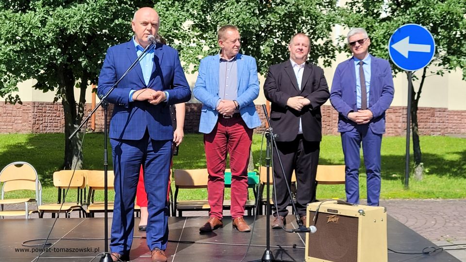 Na zdjęciu: uczestnicy Pikniku Dzień Rodziny, organizowanego przez parafię św. Jadwigi Królowej oraz Katolickie Stowarzyszenie Oświatowe im. Św. Ojca Pio, który odbył się w sobotę, 11 czerwca 2022 roku, w godzinach 9.30 – 16.00 na terenie parafii pw. św. Jadwigi Królowej przy ulicy Warszawskiej 75/81 w Tomaszowie Mazowieckim
