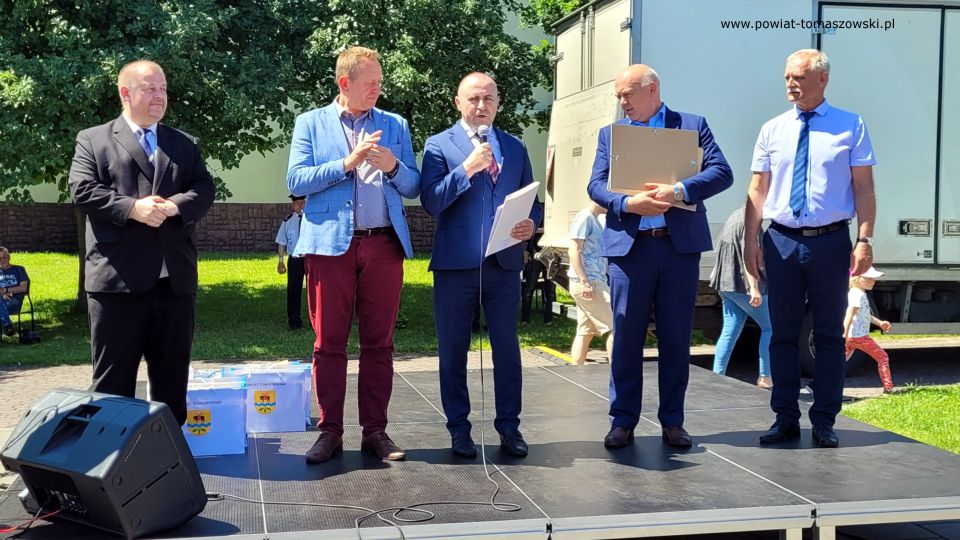 Na zdjęciu: uczestnicy Pikniku Dzień Rodziny, organizowanego przez parafię św. Jadwigi Królowej oraz Katolickie Stowarzyszenie Oświatowe im. Św. Ojca Pio, który odbył się w sobotę, 11 czerwca 2022 roku, w godzinach 9.30 – 16.00 na terenie parafii pw. św. Jadwigi Królowej przy ulicy Warszawskiej 75/81 w Tomaszowie Mazowieckim