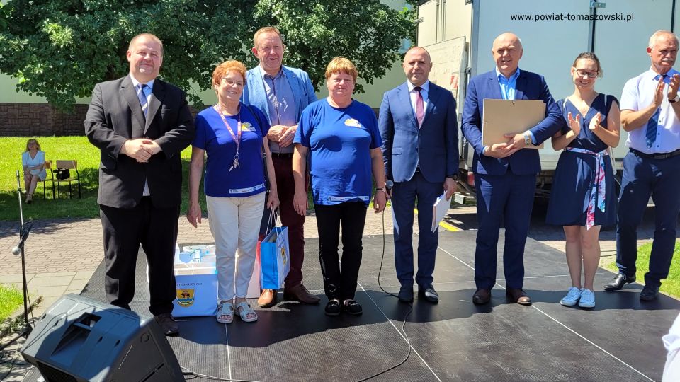 Na zdjęciu: uczestnicy Pikniku Dzień Rodziny, organizowanego przez parafię św. Jadwigi Królowej oraz Katolickie Stowarzyszenie Oświatowe im. Św. Ojca Pio, który odbył się w sobotę, 11 czerwca 2022 roku, w godzinach 9.30 – 16.00 na terenie parafii pw. św. Jadwigi Królowej przy ulicy Warszawskiej 75/81 w Tomaszowie Mazowieckim