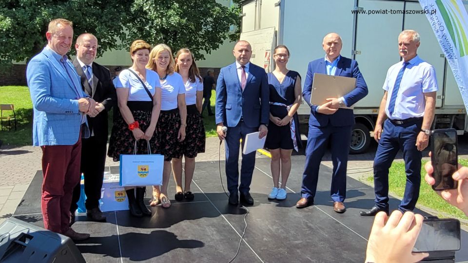 Na zdjęciu: uczestnicy Pikniku Dzień Rodziny, organizowanego przez parafię św. Jadwigi Królowej oraz Katolickie Stowarzyszenie Oświatowe im. Św. Ojca Pio, który odbył się w sobotę, 11 czerwca 2022 roku, w godzinach 9.30 – 16.00 na terenie parafii pw. św. Jadwigi Królowej przy ulicy Warszawskiej 75/81 w Tomaszowie Mazowieckim
