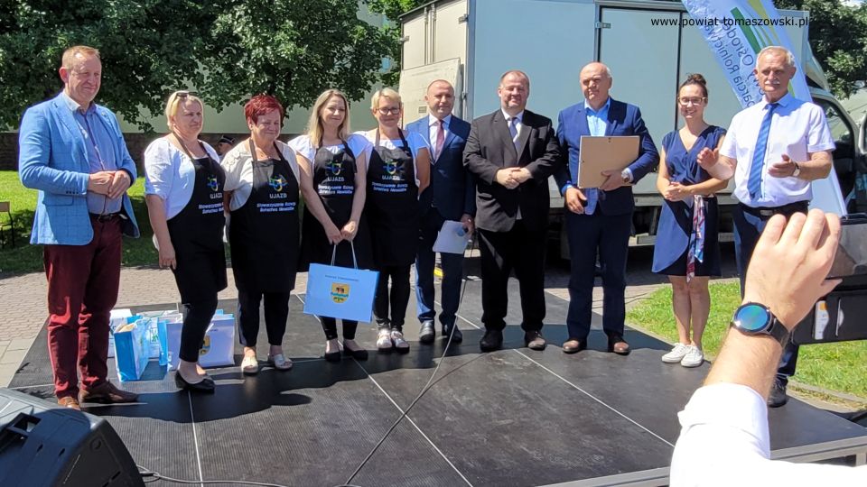 Na zdjęciu: uczestnicy Pikniku Dzień Rodziny, organizowanego przez parafię św. Jadwigi Królowej oraz Katolickie Stowarzyszenie Oświatowe im. Św. Ojca Pio, który odbył się w sobotę, 11 czerwca 2022 roku, w godzinach 9.30 – 16.00 na terenie parafii pw. św. Jadwigi Królowej przy ulicy Warszawskiej 75/81 w Tomaszowie Mazowieckim