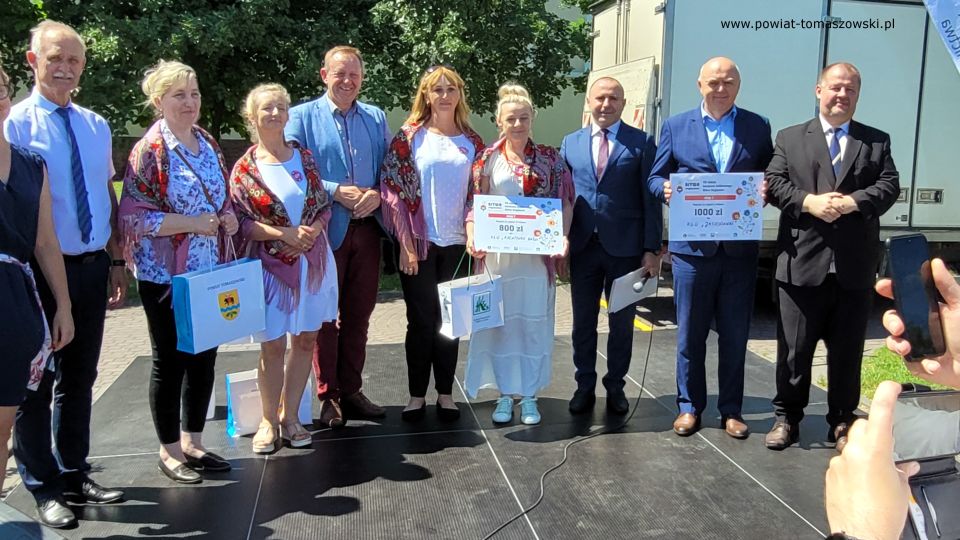 Na zdjęciu: uczestnicy Pikniku Dzień Rodziny, organizowanego przez parafię św. Jadwigi Królowej oraz Katolickie Stowarzyszenie Oświatowe im. Św. Ojca Pio, który odbył się w sobotę, 11 czerwca 2022 roku, w godzinach 9.30 – 16.00 na terenie parafii pw. św. Jadwigi Królowej przy ulicy Warszawskiej 75/81 w Tomaszowie Mazowieckim
