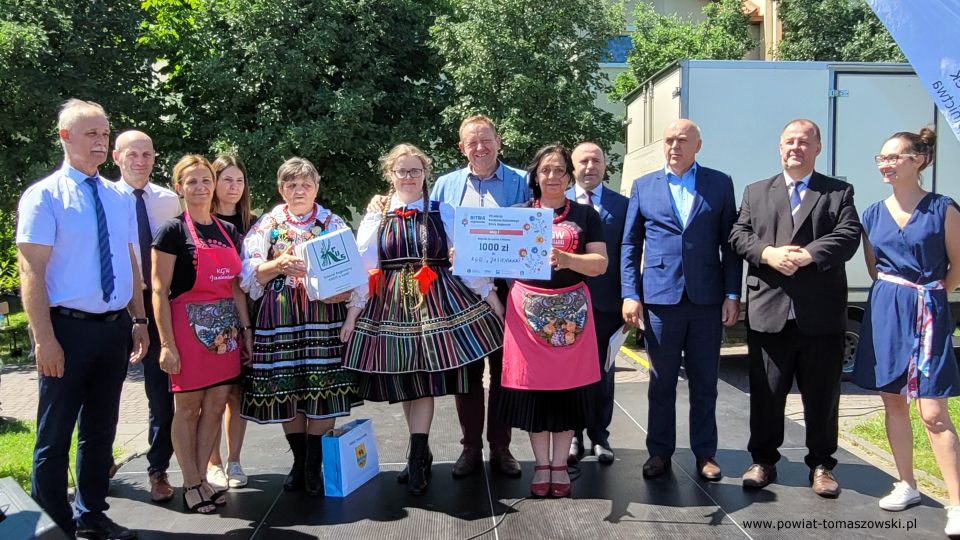 Na zdjęciu: uczestnicy Pikniku Dzień Rodziny, organizowanego przez parafię św. Jadwigi Królowej oraz Katolickie Stowarzyszenie Oświatowe im. Św. Ojca Pio, który odbył się w sobotę, 11 czerwca 2022 roku, w godzinach 9.30 – 16.00 na terenie parafii pw. św. Jadwigi Królowej przy ulicy Warszawskiej 75/81 w Tomaszowie Mazowieckim