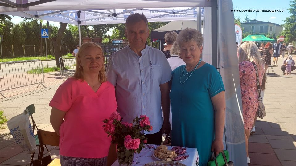 Na zdjęciu: uczestnicy Pikniku Dzień Rodziny, organizowanego przez parafię św. Jadwigi Królowej oraz Katolickie Stowarzyszenie Oświatowe im. Św. Ojca Pio, który odbył się w sobotę, 11 czerwca 2022 roku, w godzinach 9.30 – 16.00 na terenie parafii pw. św. Jadwigi Królowej przy ulicy Warszawskiej 75/81 w Tomaszowie Mazowieckim