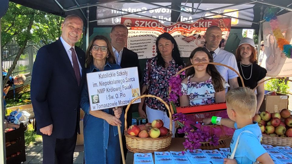 Na zdjęciu: uczestnicy Pikniku Dzień Rodziny, organizowanego przez parafię św. Jadwigi Królowej oraz Katolickie Stowarzyszenie Oświatowe im. Św. Ojca Pio, który odbył się w sobotę, 11 czerwca 2022 roku, w godzinach 9.30 – 16.00 na terenie parafii pw. św. Jadwigi Królowej przy ulicy Warszawskiej 75/81 w Tomaszowie Mazowieckim