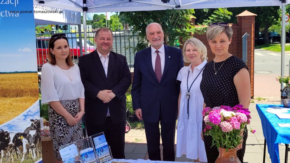 Na zdjęciu: uczestnicy Pikniku Dzień Rodziny, organizowanego przez parafię św. Jadwigi Królowej oraz Katolickie Stowarzyszenie Oświatowe im. Św. Ojca Pio, który odbył się w sobotę, 11 czerwca 2022 roku, w godzinach 9.30 – 16.00 na terenie parafii pw. św. Jadwigi Królowej przy ulicy Warszawskiej 75/81 w Tomaszowie Mazowieckim