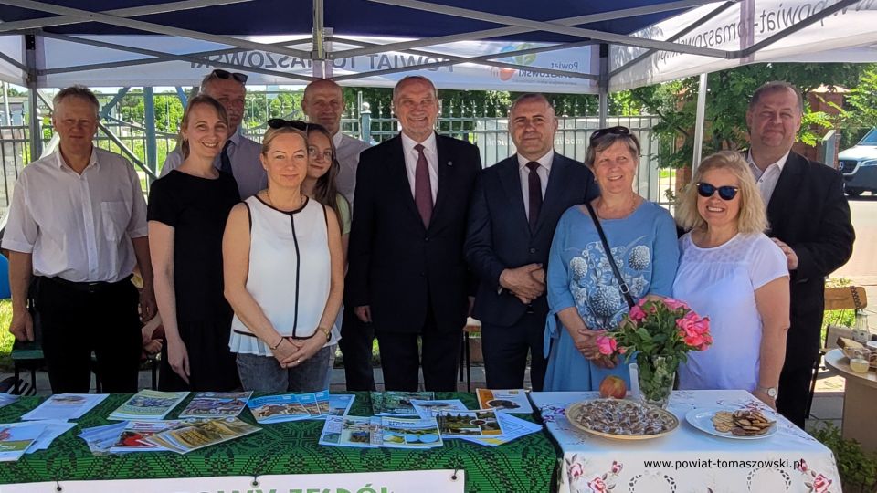 Na zdjęciu: uczestnicy Pikniku Dzień Rodziny, organizowanego przez parafię św. Jadwigi Królowej oraz Katolickie Stowarzyszenie Oświatowe im. Św. Ojca Pio, który odbył się w sobotę, 11 czerwca 2022 roku, w godzinach 9.30 – 16.00 na terenie parafii pw. św. Jadwigi Królowej przy ulicy Warszawskiej 75/81 w Tomaszowie Mazowieckim