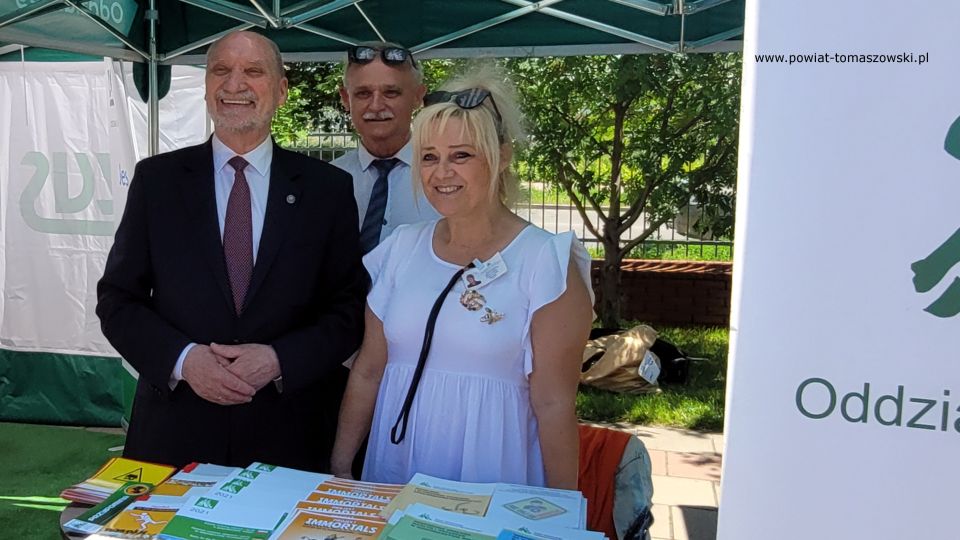 Na zdjęciu: uczestnicy Pikniku Dzień Rodziny, organizowanego przez parafię św. Jadwigi Królowej oraz Katolickie Stowarzyszenie Oświatowe im. Św. Ojca Pio, który odbył się w sobotę, 11 czerwca 2022 roku, w godzinach 9.30 – 16.00 na terenie parafii pw. św. Jadwigi Królowej przy ulicy Warszawskiej 75/81 w Tomaszowie Mazowieckim