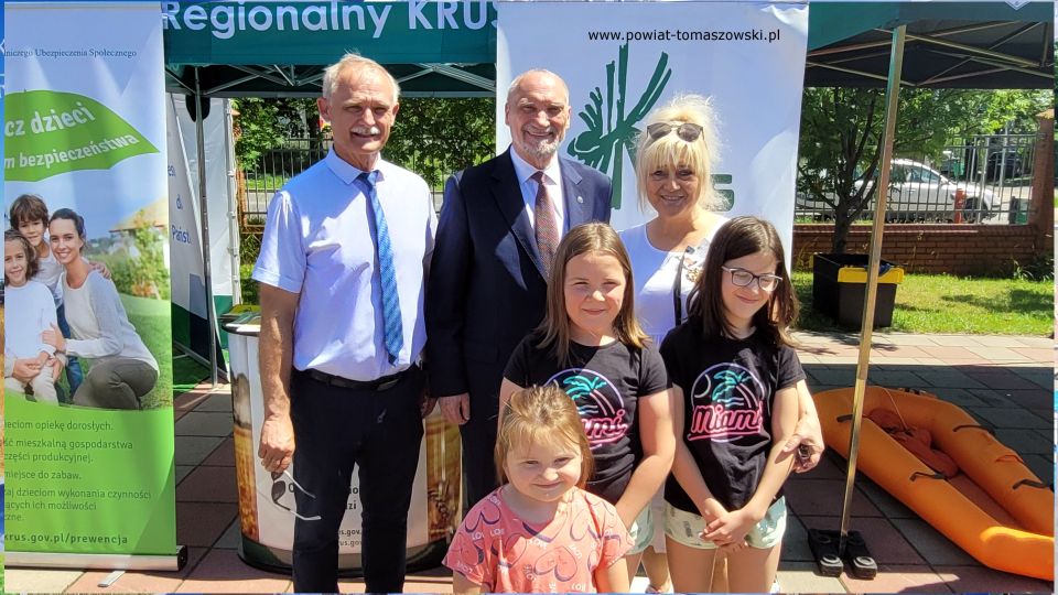 Na zdjęciu: uczestnicy Pikniku Dzień Rodziny, organizowanego przez parafię św. Jadwigi Królowej oraz Katolickie Stowarzyszenie Oświatowe im. Św. Ojca Pio, który odbył się w sobotę, 11 czerwca 2022 roku, w godzinach 9.30 – 16.00 na terenie parafii pw. św. Jadwigi Królowej przy ulicy Warszawskiej 75/81 w Tomaszowie Mazowieckim