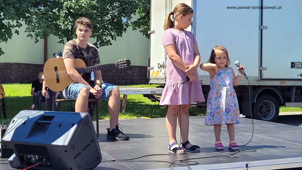 Na zdjęciu: uczestnicy Pikniku Dzień Rodziny, organizowanego przez parafię św. Jadwigi Królowej oraz Katolickie Stowarzyszenie Oświatowe im. Św. Ojca Pio, który odbył się w sobotę, 11 czerwca 2022 roku, w godzinach 9.30 – 16.00 na terenie parafii pw. św. Jadwigi Królowej przy ulicy Warszawskiej 75/81 w Tomaszowie Mazowieckim