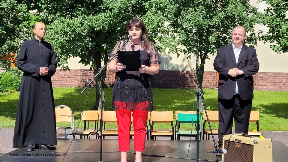 Na zdjęciu: uczestnicy Pikniku Dzień Rodziny, organizowanego przez parafię św. Jadwigi Królowej oraz Katolickie Stowarzyszenie Oświatowe im. Św. Ojca Pio, który odbył się w sobotę, 11 czerwca 2022 roku, w godzinach 9.30 – 16.00 na terenie parafii pw. św. Jadwigi Królowej przy ulicy Warszawskiej 75/81 w Tomaszowie Mazowieckim