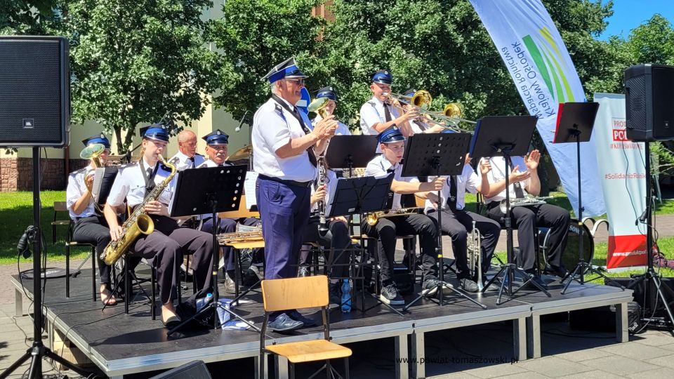Na zdjęciu: uczestnicy Pikniku Dzień Rodziny, organizowanego przez parafię św. Jadwigi Królowej oraz Katolickie Stowarzyszenie Oświatowe im. Św. Ojca Pio, który odbył się w sobotę, 11 czerwca 2022 roku, w godzinach 9.30 – 16.00 na terenie parafii pw. św. Jadwigi Królowej przy ulicy Warszawskiej 75/81 w Tomaszowie Mazowieckim