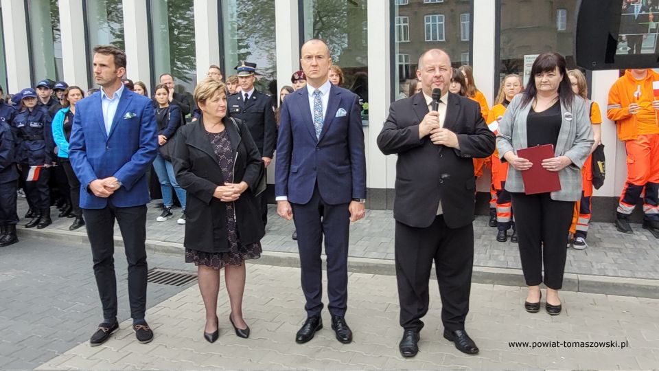 Na zdjęciu: uczestnicy uroczystości upamiętniającej płk. Witolda Pileckiego - patrona Powiatowego Centrum Animacji Społecznej w Tomaszowie Mazowieckim, która odbyła się w środę, 25 maja 2022 roku, 