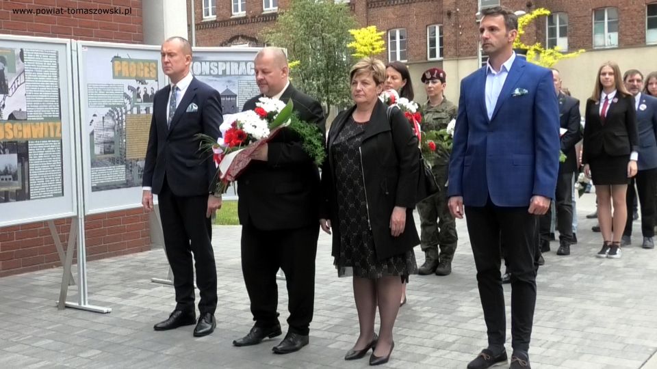 Na zdjęciu: uczestnicy uroczystości upamiętniającej płk. Witolda Pileckiego - patrona Powiatowego Centrum Animacji Społecznej w Tomaszowie Mazowieckim, która odbyła się w środę, 25 maja 2022 roku, 