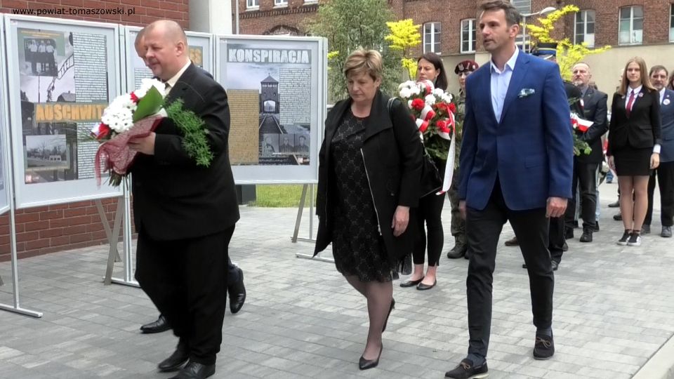 Na zdjęciu: uczestnicy uroczystości upamiętniającej płk. Witolda Pileckiego - patrona Powiatowego Centrum Animacji Społecznej w Tomaszowie Mazowieckim, która odbyła się w środę, 25 maja 2022 roku, 