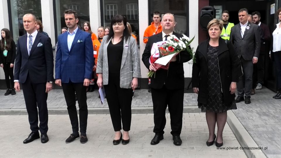 Na zdjęciu: uczestnicy uroczystości upamiętniającej płk. Witolda Pileckiego - patrona Powiatowego Centrum Animacji Społecznej w Tomaszowie Mazowieckim, która odbyła się w środę, 25 maja 2022 roku, 