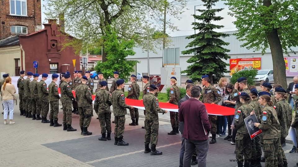 Na zdjęciu: uczestnicy uroczystości upamiętniającej płk. Witolda Pileckiego - patrona Powiatowego Centrum Animacji Społecznej w Tomaszowie Mazowieckim, która odbyła się w środę, 25 maja 2022 roku, 