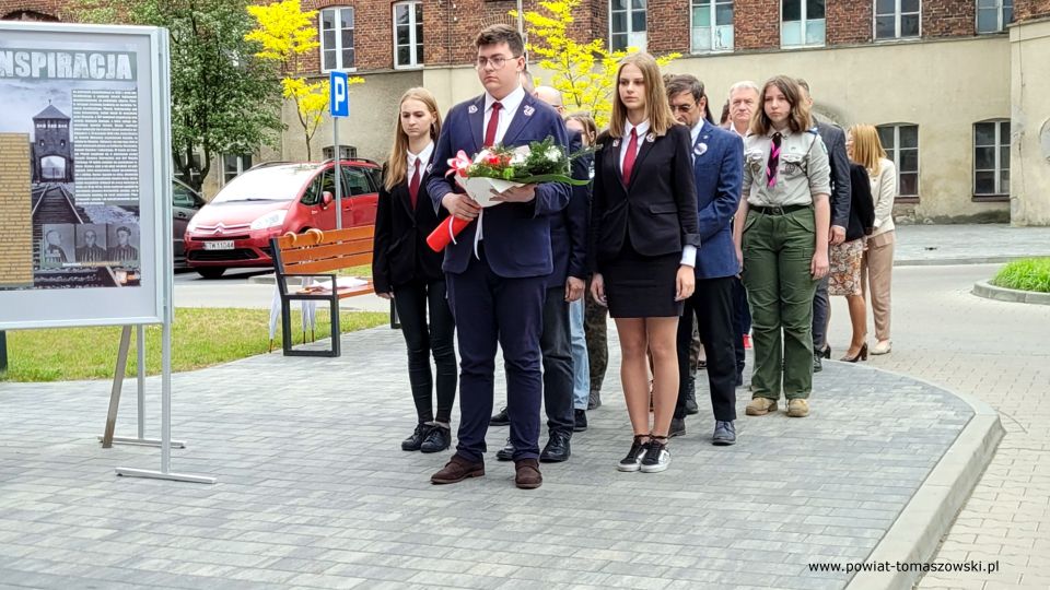 Na zdjęciu: uczestnicy uroczystości upamiętniającej płk. Witolda Pileckiego - patrona Powiatowego Centrum Animacji Społecznej w Tomaszowie Mazowieckim, która odbyła się w środę, 25 maja 2022 roku, 