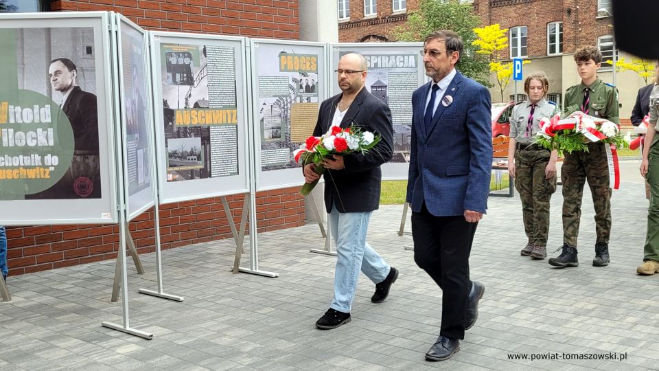 Na zdjęciu: uczestnicy uroczystości upamiętniającej płk. Witolda Pileckiego - patrona Powiatowego Centrum Animacji Społecznej w Tomaszowie Mazowieckim, która odbyła się w środę, 25 maja 2022 roku, 