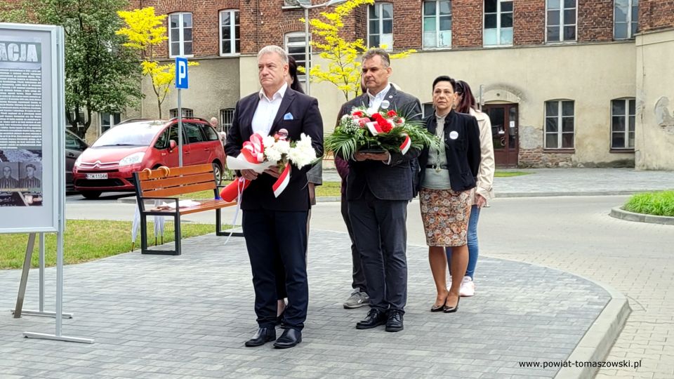 Na zdjęciu: uczestnicy uroczystości upamiętniającej płk. Witolda Pileckiego - patrona Powiatowego Centrum Animacji Społecznej w Tomaszowie Mazowieckim, która odbyła się w środę, 25 maja 2022 roku, 