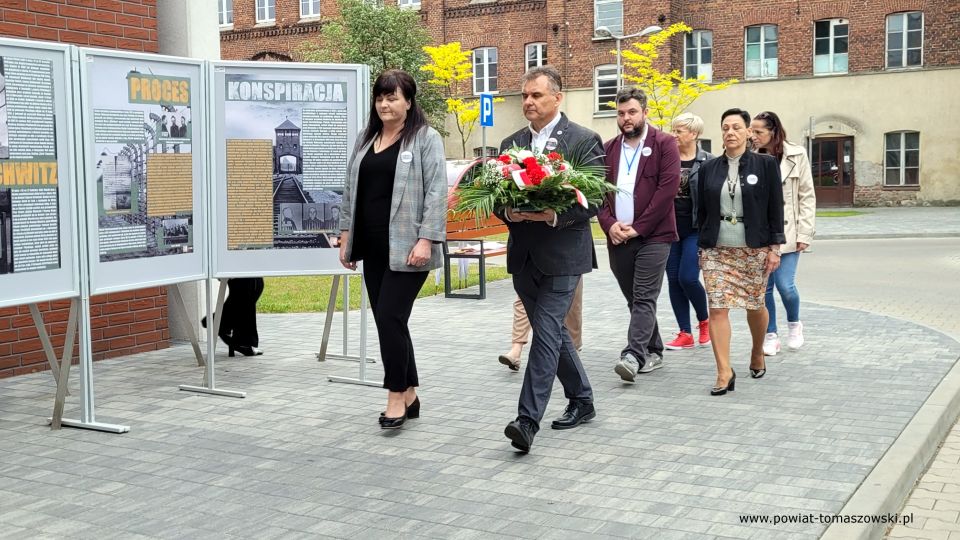 Na zdjęciu: uczestnicy uroczystości upamiętniającej płk. Witolda Pileckiego - patrona Powiatowego Centrum Animacji Społecznej w Tomaszowie Mazowieckim, która odbyła się w środę, 25 maja 2022 roku, 