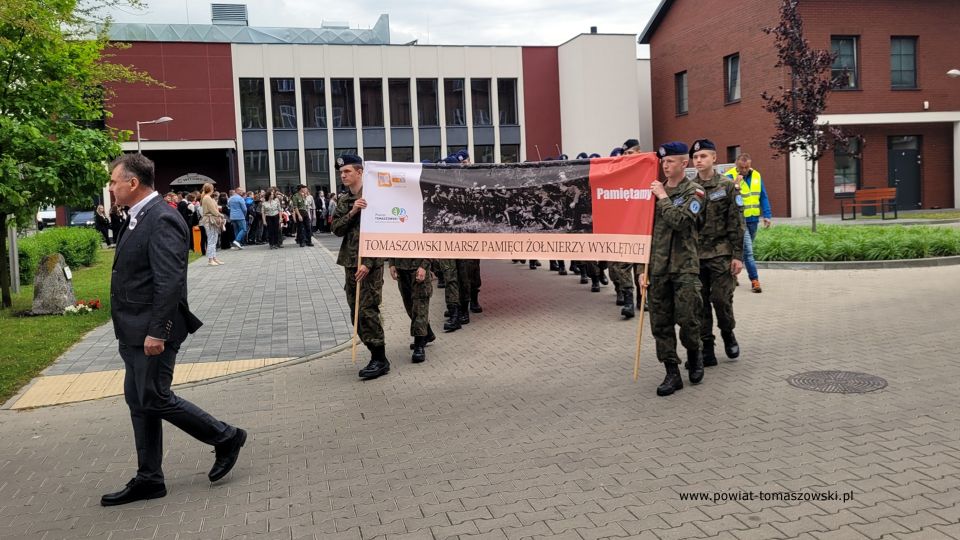 Na zdjęciu: uczestnicy uroczystości upamiętniającej płk. Witolda Pileckiego - patrona Powiatowego Centrum Animacji Społecznej w Tomaszowie Mazowieckim, która odbyła się w środę, 25 maja 2022 roku, 