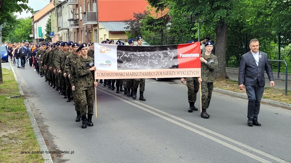 Na zdjęciu: uczestnicy uroczystości upamiętniającej płk. Witolda Pileckiego - patrona Powiatowego Centrum Animacji Społecznej w Tomaszowie Mazowieckim, która odbyła się w środę, 25 maja 2022 roku, 