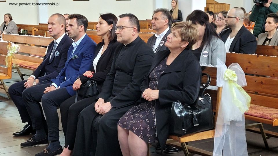 Na zdjęciu: uczestnicy uroczystości upamiętniającej płk. Witolda Pileckiego - patrona Powiatowego Centrum Animacji Społecznej w Tomaszowie Mazowieckim, która odbyła się w środę, 25 maja 2022 roku, 