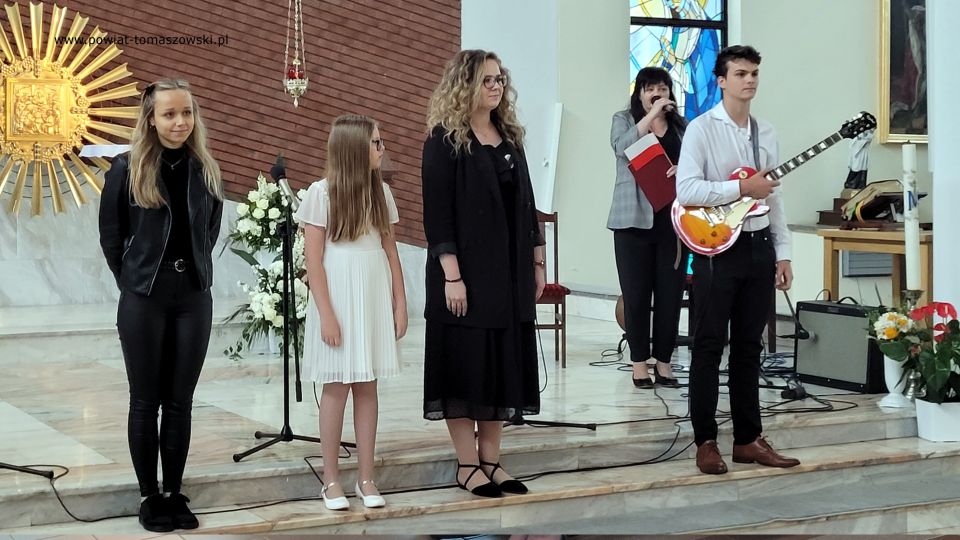 Na zdjęciu: uczestnicy uroczystości upamiętniającej płk. Witolda Pileckiego - patrona Powiatowego Centrum Animacji Społecznej w Tomaszowie Mazowieckim, która odbyła się w środę, 25 maja 2022 roku, 