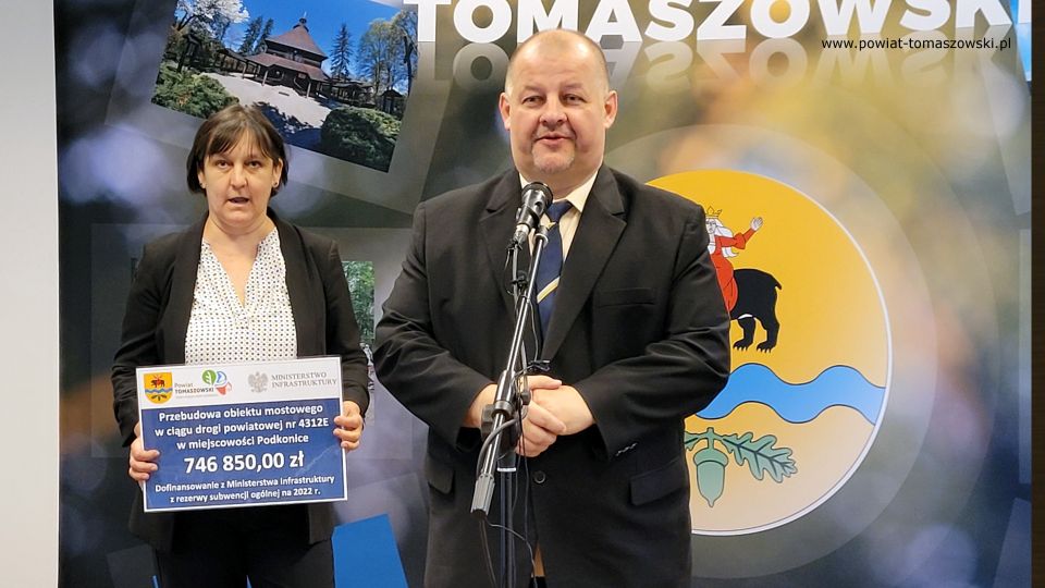  Na zdjęciu: uczestnicy konferencji prasowej dotyczącej pozyskania dofinansowania z Ministerstwa Infrastruktury na realizację zadania ”Przebudowa obiektu mostowego w ciągu drogi powiatowej nr 4312E w miejscowości Podkonice”, która odbyła się we wtorek, 17 maja 2022 roku w sali konferencyjnej w Starostwie Powiatowym w Tomaszowie Mazowieckim