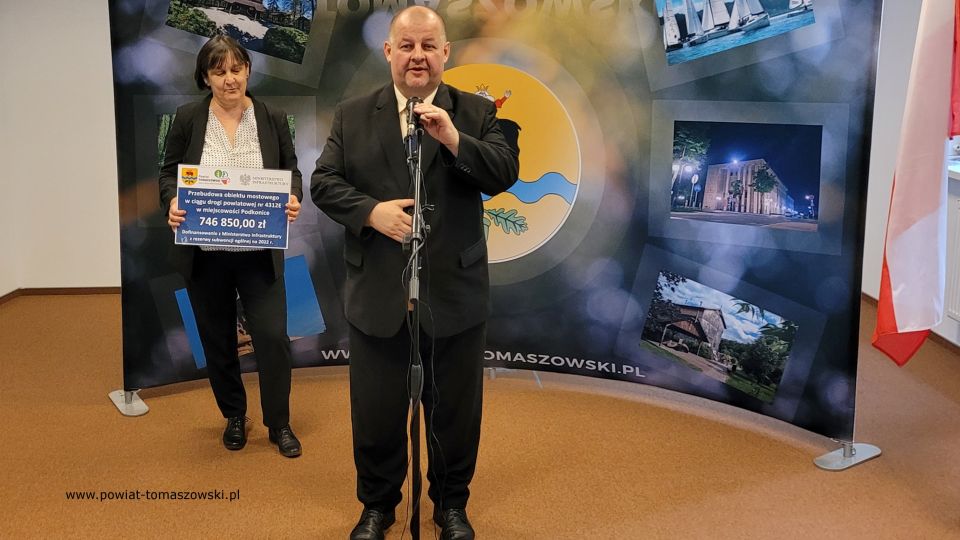 Na zdjęciu: uczestnicy konferencji prasowej dotyczącej pozyskania dofinansowania z Ministerstwa Infrastruktury na realizację zadania ”Przebudowa obiektu mostowego w ciągu drogi powiatowej nr 4312E w miejscowości Podkonice”, która odbyła się we wtorek, 17 maja 2022 roku w sali konferencyjnej w Starostwie Powiatowym w Tomaszowie Mazowieckim