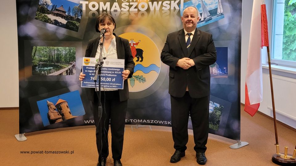  Na zdjęciu: uczestnicy konferencji prasowej dotyczącej pozyskania dofinansowania z Ministerstwa Infrastruktury na realizację zadania ”Przebudowa obiektu mostowego w ciągu drogi powiatowej nr 4312E w miejscowości Podkonice”, która odbyła się we wtorek, 17 maja 2022 roku w sali konferencyjnej w Starostwie Powiatowym w Tomaszowie Mazowieckim