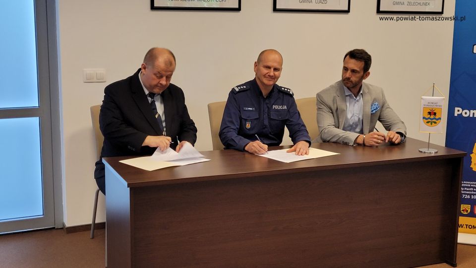 Na zdjęciu: uczestnicy konferencji, podczas której podpisane zostało porozumienie pomiędzy Starostwem Powiatowym i Komendantem Policji w Tomaszowie Mazowieckim na patrole ponadnormatywne w czasie wakacji