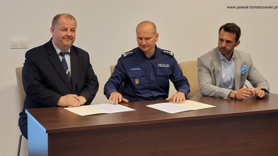 Na zdjęciu: uczestnicy konferencji, podczas której podpisane zostało porozumienie pomiędzy Starostwem Powiatowym i Komendantem Policji w Tomaszowie Mazowieckim na patrole ponadnormatywne w czasie wakacji