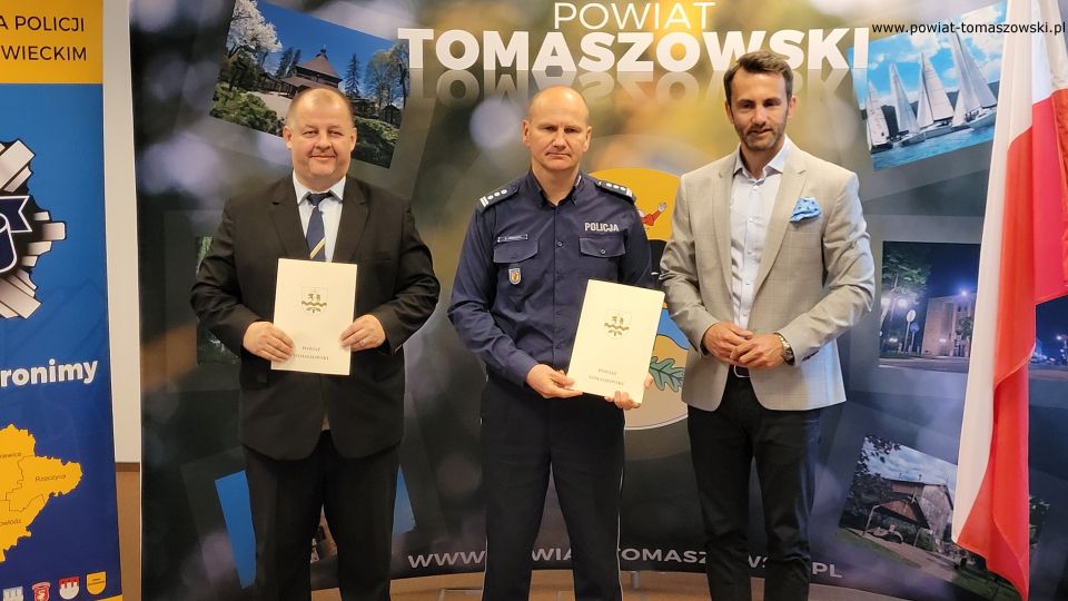 Na zdjęciu: uczestnicy konferencji, podczas której podpisane zostało porozumienie pomiędzy Starostwem Powiatowym i Komendantem Policji w Tomaszowie Mazowieckim na patrole ponadnormatywne w czasie wakacji