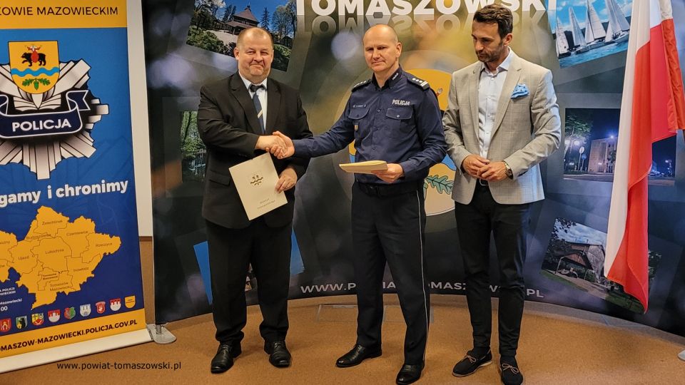 Na zdjęciu: uczestnicy konferencji, podczas której podpisane zostało porozumienie pomiędzy Starostwem Powiatowym i Komendantem Policji w Tomaszowie Mazowieckim na patrole ponadnormatywne w czasie wakacji