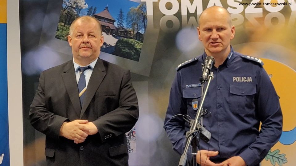 Na zdjęciu: uczestnicy konferencji, podczas której podpisane zostało porozumienie pomiędzy Starostwem Powiatowym i Komendantem Policji w Tomaszowie Mazowieckim na patrole ponadnormatywne w czasie wakacji