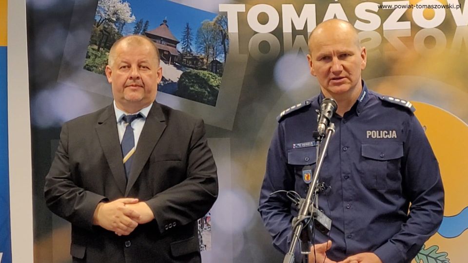 Na zdjęciu: uczestnicy konferencji, podczas której podpisane zostało porozumienie pomiędzy Starostwem Powiatowym i Komendantem Policji w Tomaszowie Mazowieckim na patrole ponadnormatywne w czasie wakacji
