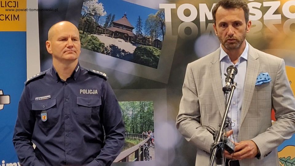 Na zdjęciu: uczestnicy konferencji, podczas której podpisane zostało porozumienie pomiędzy Starostwem Powiatowym i Komendantem Policji w Tomaszowie Mazowieckim na patrole ponadnormatywne w czasie wakacji