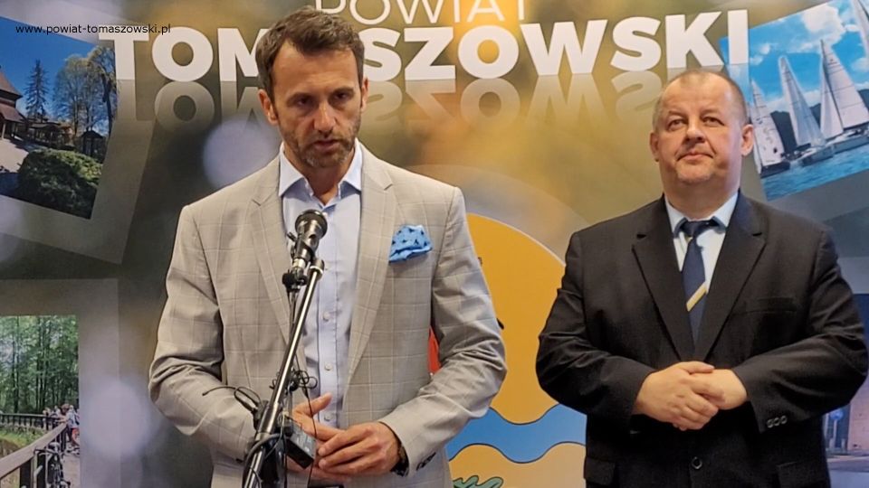 Na zdjęciu: uczestnicy konferencji, podczas której podpisane zostało porozumienie pomiędzy Starostwem Powiatowym i Komendantem Policji w Tomaszowie Mazowieckim na patrole ponadnormatywne w czasie wakacji