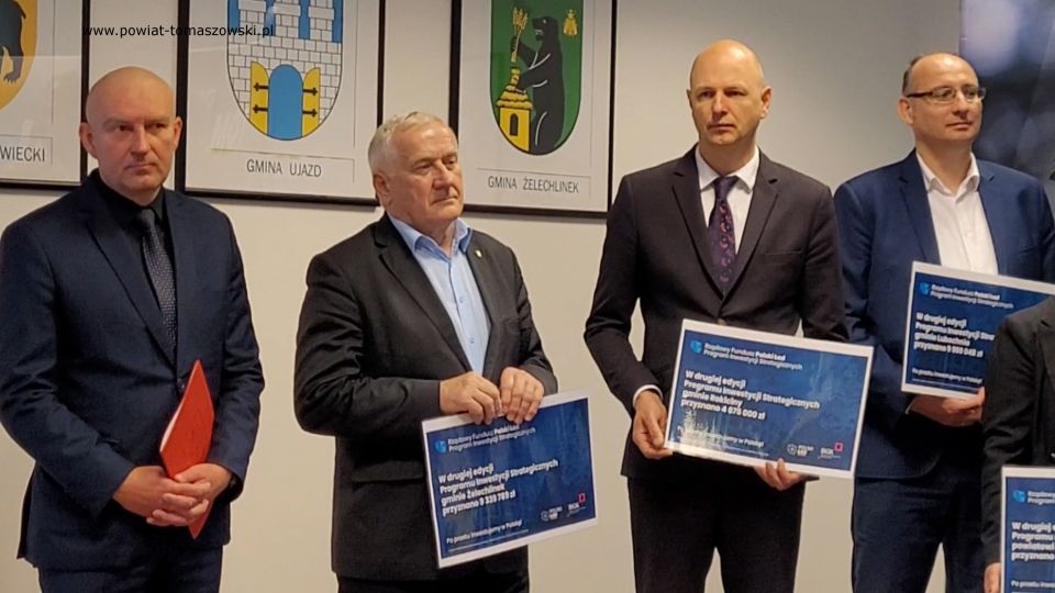  Na zdjęciu: uczestnicy konferencji prasowej w sprawie dofinansowania w ramach programu Polski Ład dla Jednostek Samorządu Terytorialnego Powiatu Tomaszowskiego, która odbyła się w czwartek, 2 czerwca 2022 roku, w sali konferencyjnej w Starostwie Powiatowym w Tomaszowie Mazowieckim