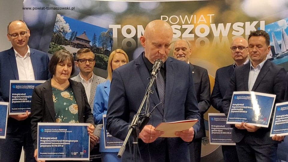  Na zdjęciu: uczestnicy konferencji prasowej w sprawie dofinansowania w ramach programu Polski Ład dla Jednostek Samorządu Terytorialnego Powiatu Tomaszowskiego, która odbyła się w czwartek, 2 czerwca 2022 roku, w sali konferencyjnej w Starostwie Powiatowym w Tomaszowie Mazowieckim