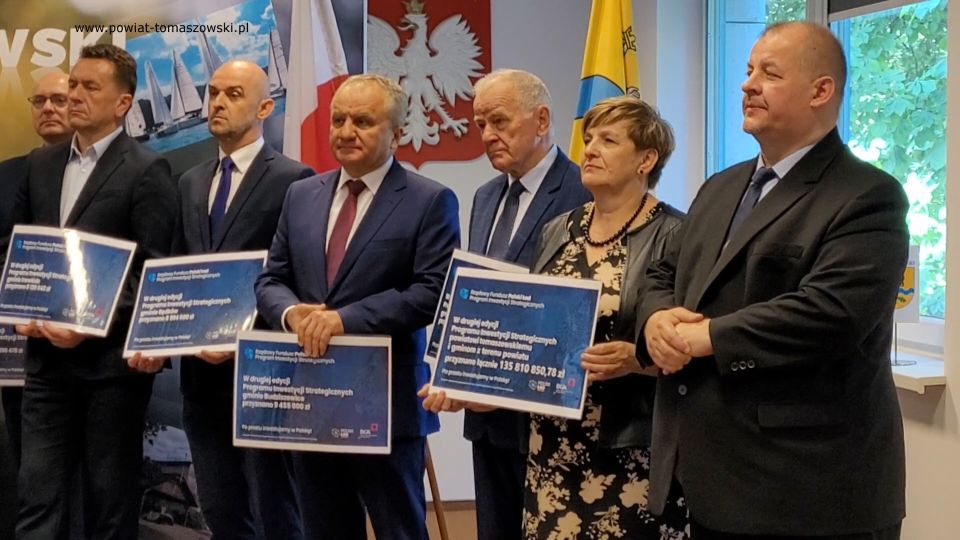  Na zdjęciu: uczestnicy konferencji prasowej w sprawie dofinansowania w ramach programu Polski Ład dla Jednostek Samorządu Terytorialnego Powiatu Tomaszowskiego, która odbyła się w czwartek, 2 czerwca 2022 roku, w sali konferencyjnej w Starostwie Powiatowym w Tomaszowie Mazowieckim